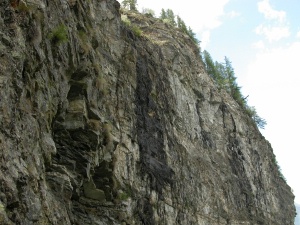 La cascata, in un avvallamento
delle pareti rocciose verticali
nel vallone di Brenve
(41607 bytes)
